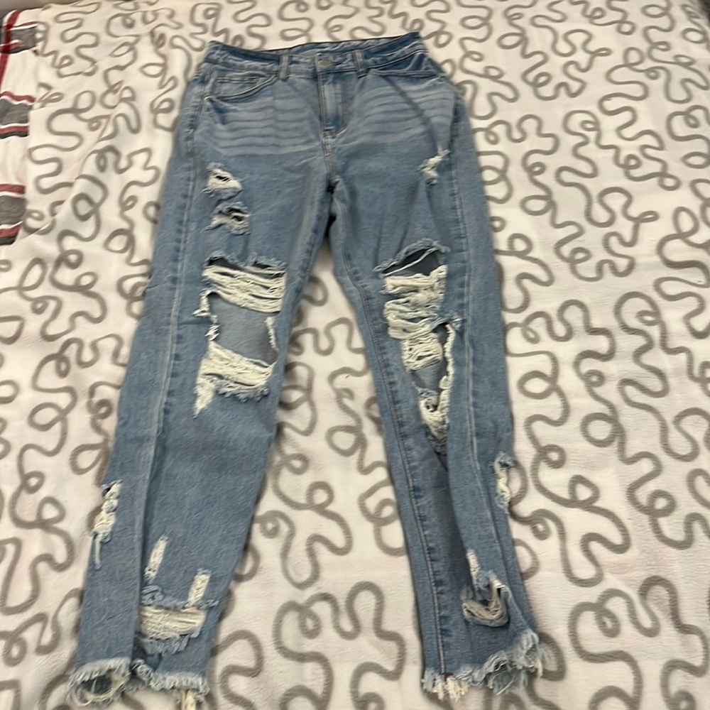 I’m selling these ripped jeans